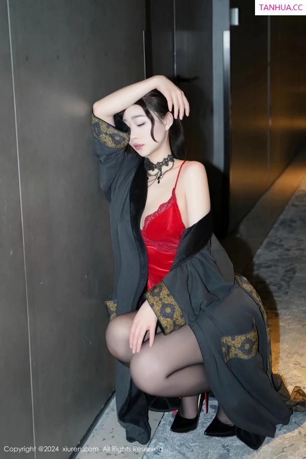   [XiuRen]高清写真图 2024.05.16 No.8547 软糖爱喝奶 黑丝美腿第13张图片